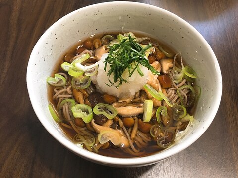 簡単おいしい！温かい鶏ときのこのおろし蕎麦